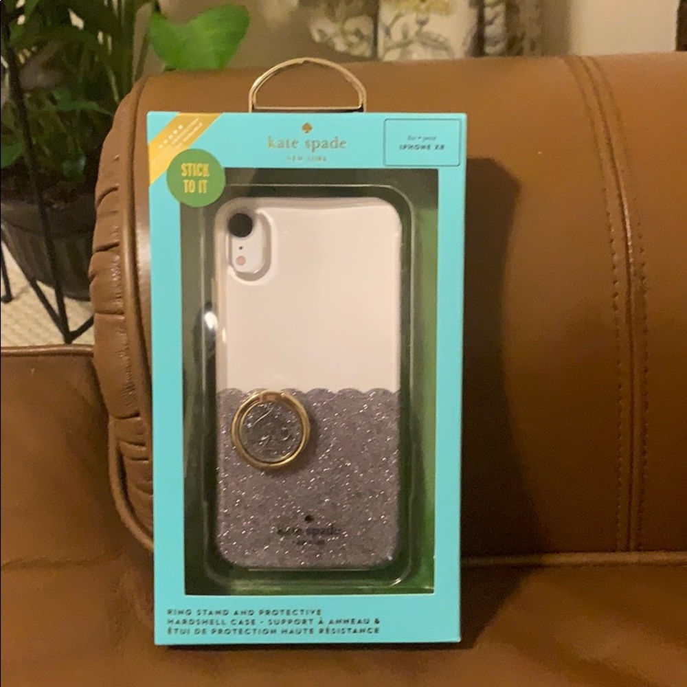 Kate Spade circle finger loop or stand.